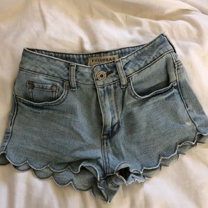 Bullhead scalloped high rise short